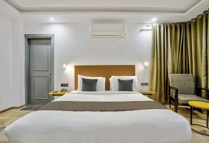 هتل Oyo Townhouse 284 New Building Sector 104