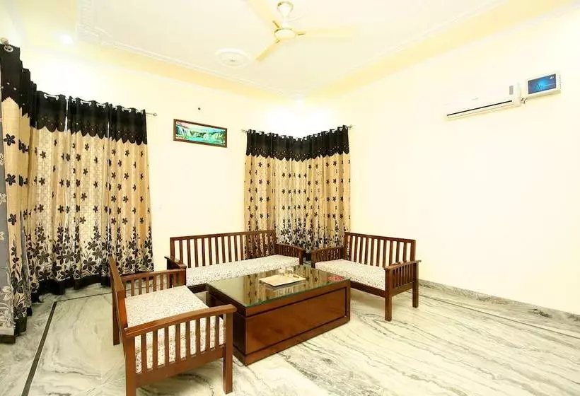 ホテル The Sai Villa By Oyo Rooms