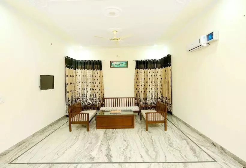 ホテル The Sai Villa By Oyo Rooms