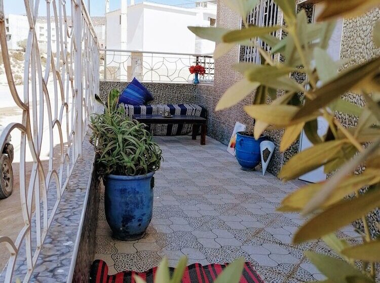 Cozy White House   Hostel