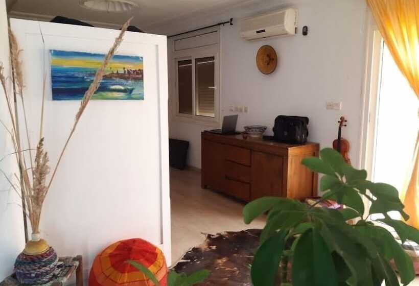 Cozy White House   Hostel