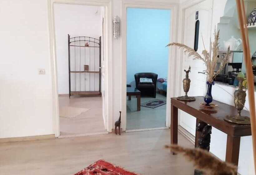 Cozy White House   Hostel