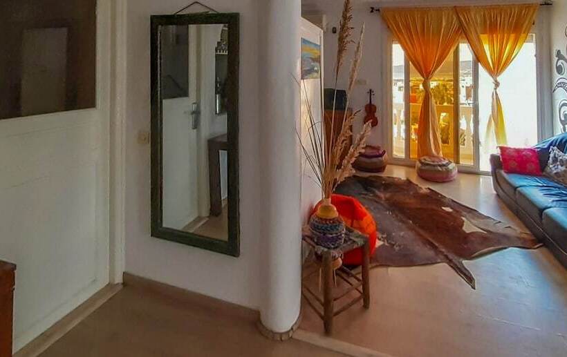 Cozy White House   Hostel