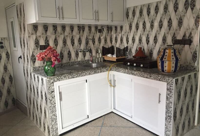 Cozy White House   Hostel