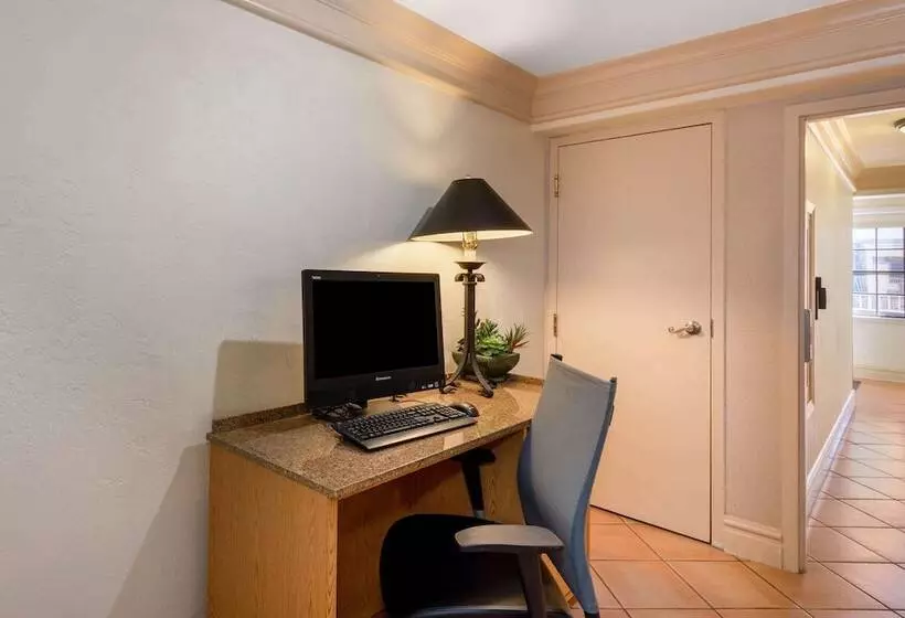 هتل La Quinta Inn By Wyndham Tallahassee North