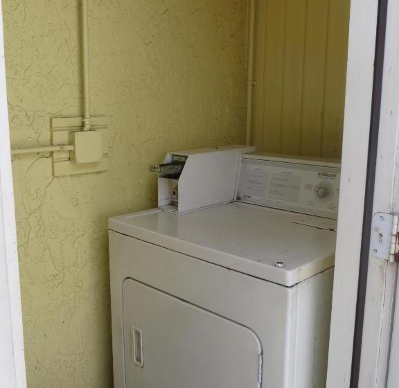 Otel Lemon Tree Inn   Near Tin City