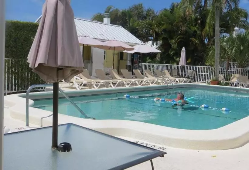 هتل Lemon Tree Inn   Near Tin City