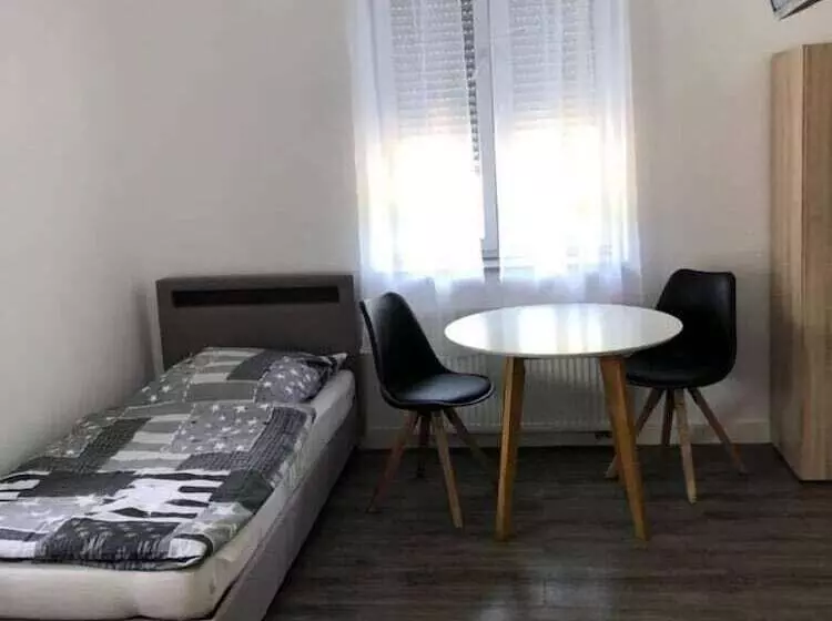 ユースホステル Godorfer Burg Monteuer Zimmer