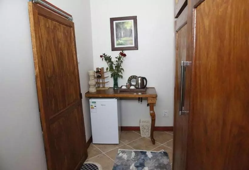 ペンション Travetel Or Tambo Airport