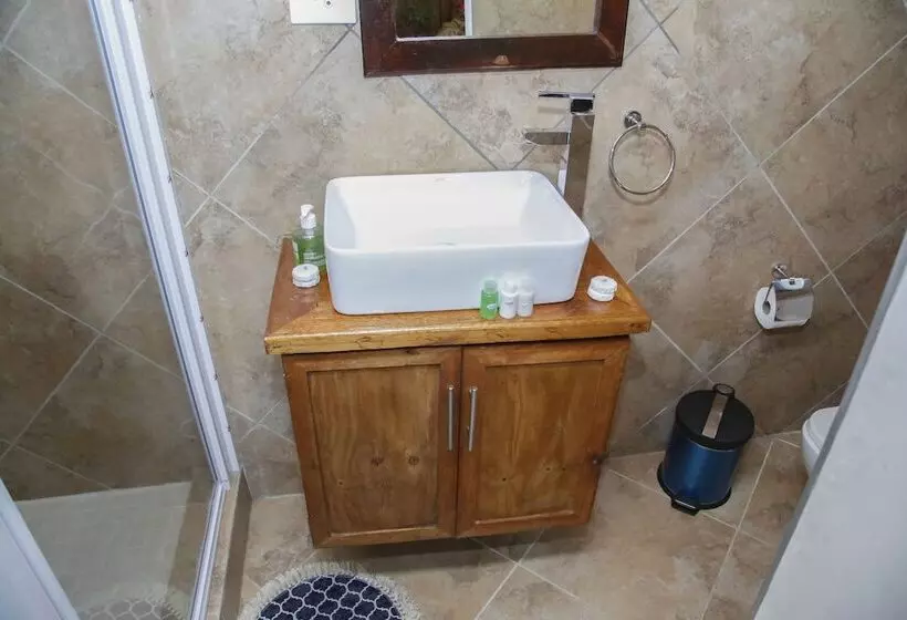 ペンション Travetel Or Tambo Airport