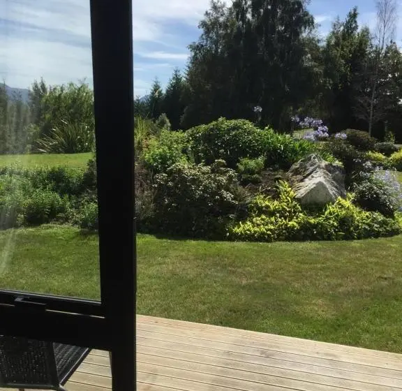 تختخواب و صبحانه The Garden Room At Te Anau Country Accommodation