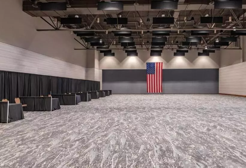 هتل Madison Marriott West