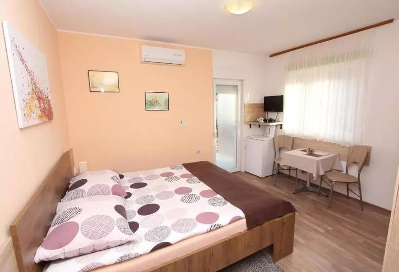 پانسیون Apartments Eva