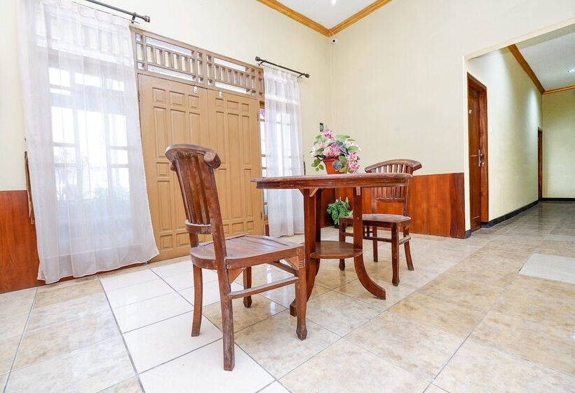 Graha Wisata Hotel By Oyo Rooms