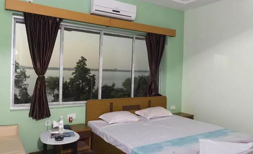 Rajhans Hotel And Resort