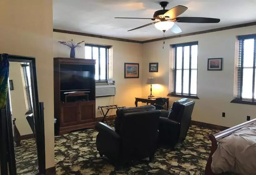 Majatalo Caldwell Messenger Suites