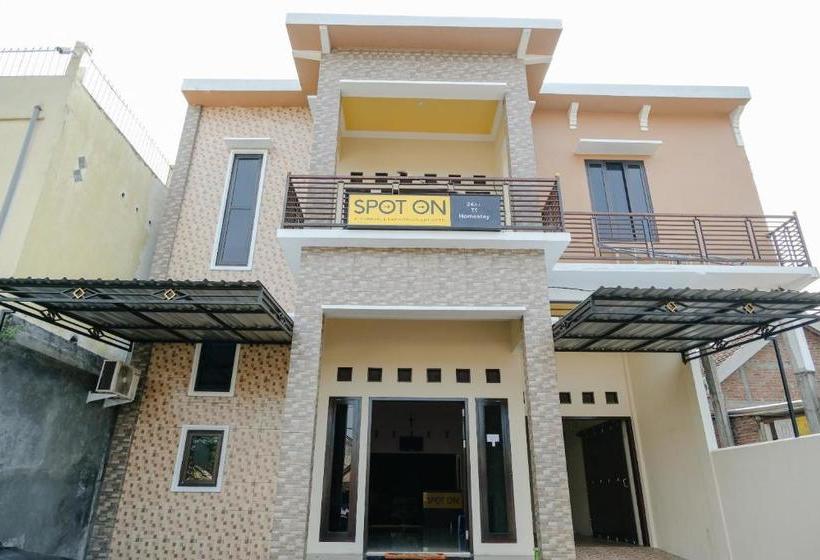 Hotelli Tf Homestay Near Alun Alun Caruban