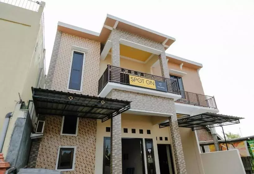 ホテル Tf Homestay Near Alun Alun Caruban