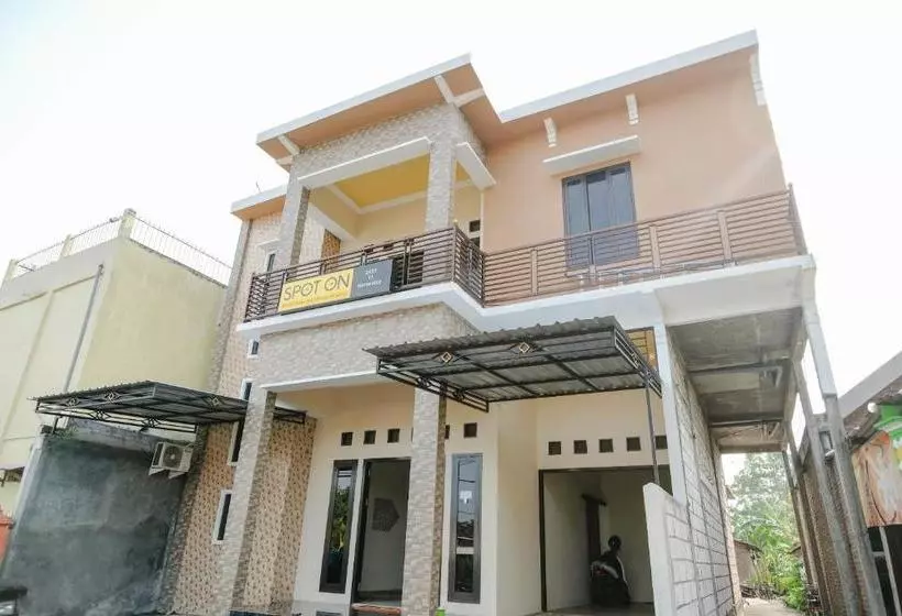 ホテル Tf Homestay Near Alun Alun Caruban