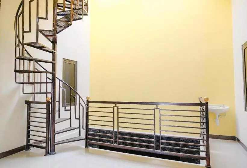 ホテル Tf Homestay Near Alun Alun Caruban