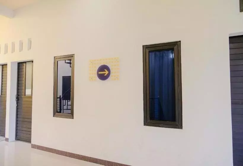 ホテル Tf Homestay Near Alun Alun Caruban