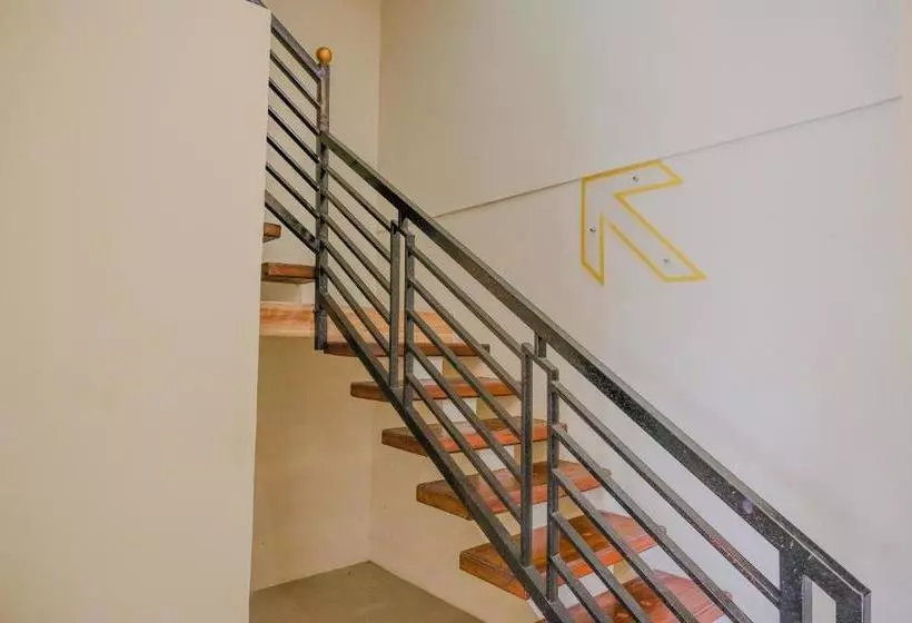 ホテル Tf Homestay Near Alun Alun Caruban