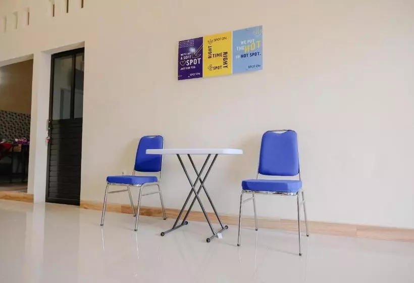 ホテル Tf Homestay Near Alun Alun Caruban