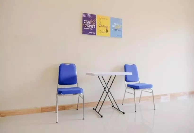 ホテル Tf Homestay Near Alun Alun Caruban