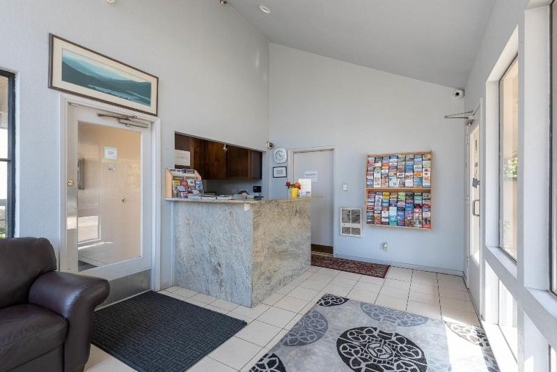 فندق Cannery Row Inn