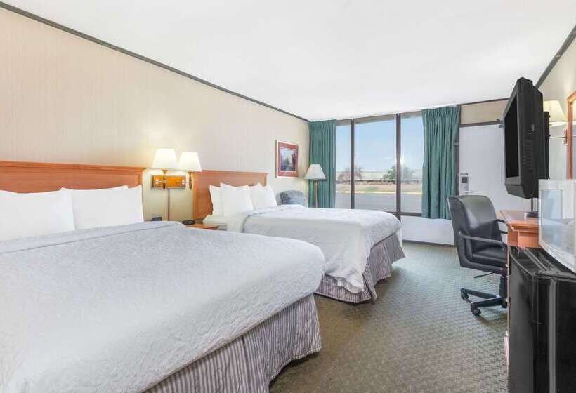 هتل Howard Johnson By Wyndham Gillette