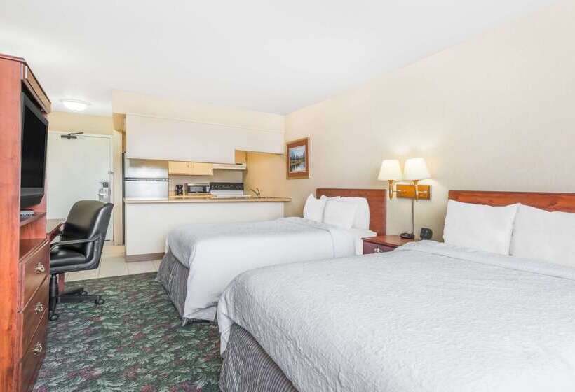 هتل Howard Johnson By Wyndham Gillette