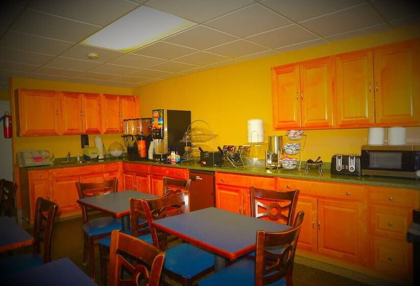 هتل Howard Johnson By Wyndham Gillette