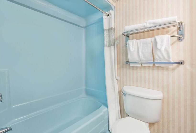 هتل Howard Johnson By Wyndham Gillette