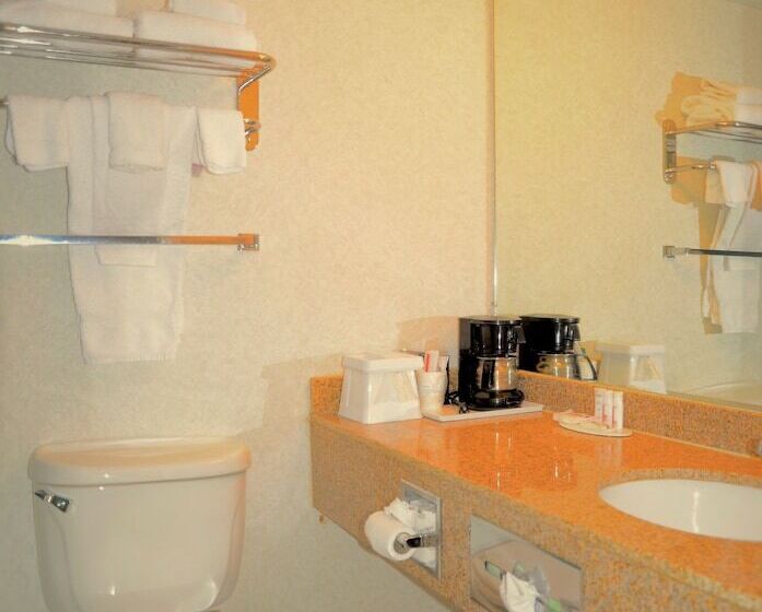 هتل Howard Johnson By Wyndham Gillette