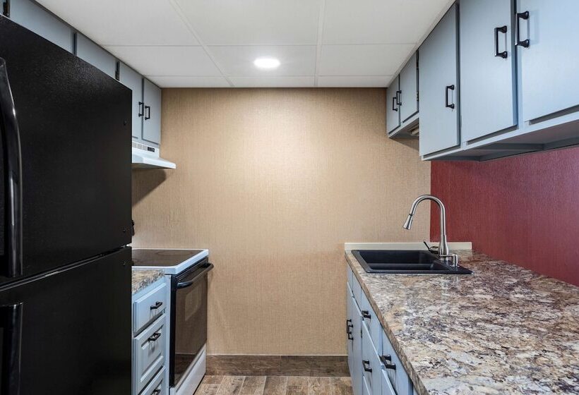 هتل Howard Johnson By Wyndham Gillette