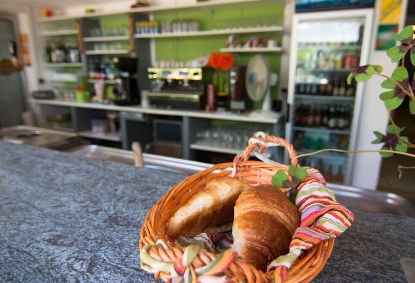 ホテル Camping Le Mas Des Chenes