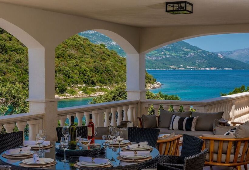 Beachfront Villa Feodora Grande