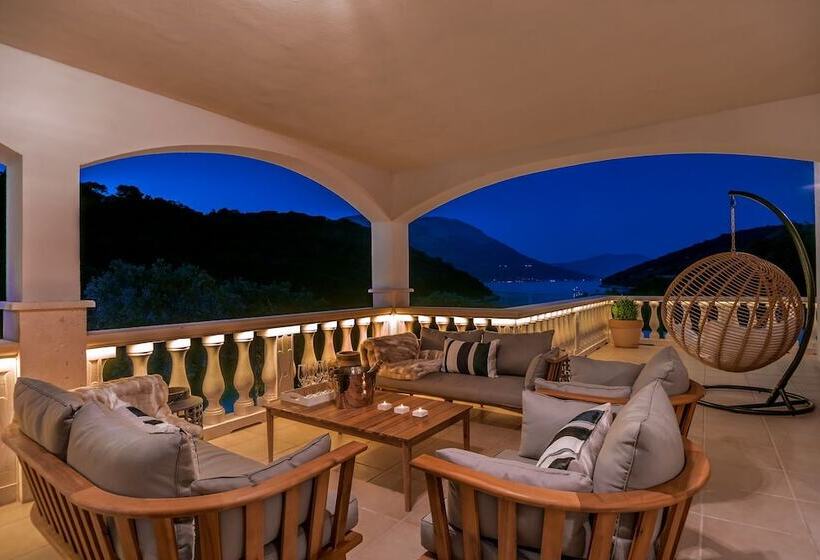 Beachfront Villa Feodora Grande