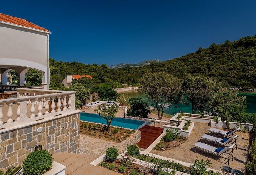 Beachfront Villa Feodora Grande