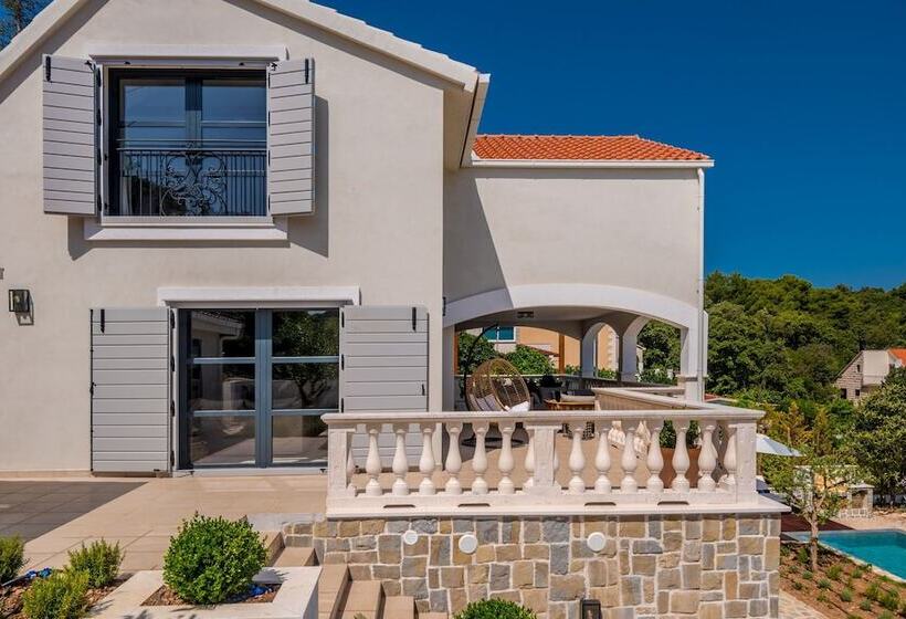 Beachfront Villa Feodora Grande