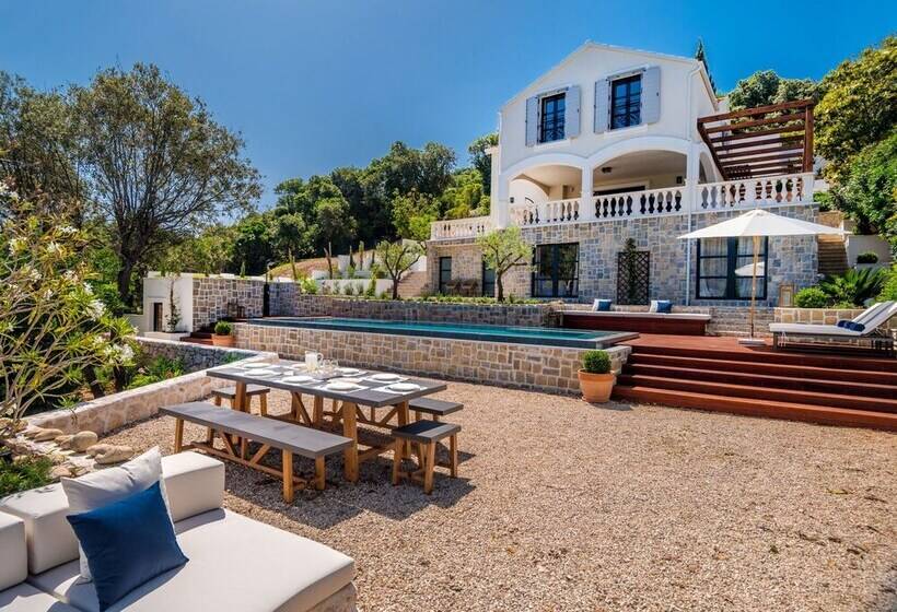 Beachfront Villa Feodora Grande