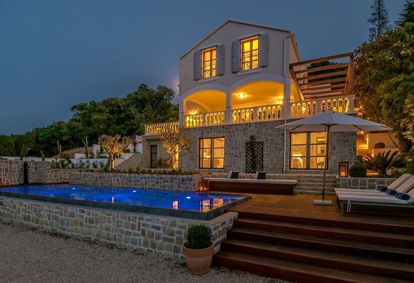 Beachfront Villa Feodora Grande