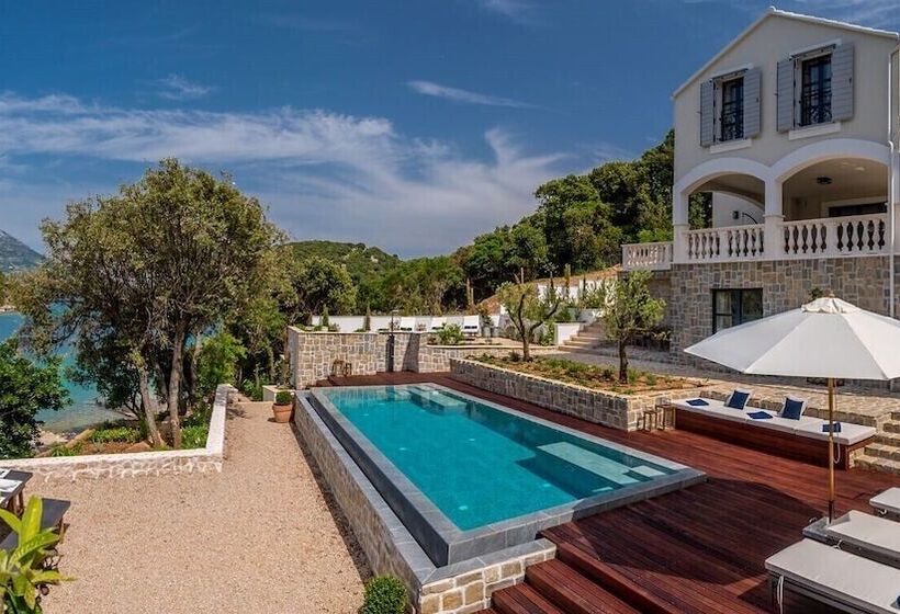 Beachfront Villa Feodora Grande