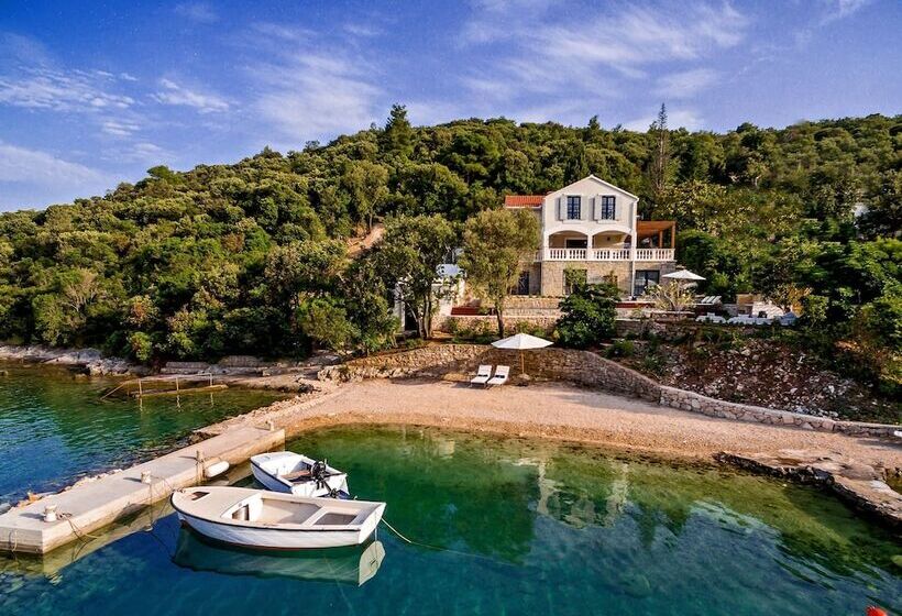 Beachfront Villa Feodora Grande