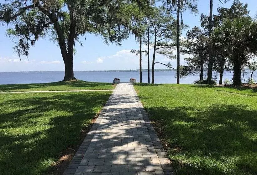 Aamiaismajoitus (B&B) Azaleana Manor