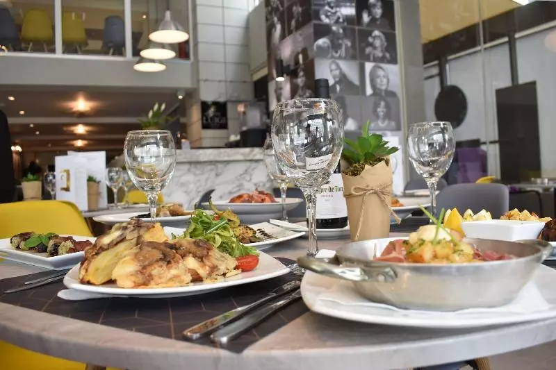 ホテル Athenian Montaza