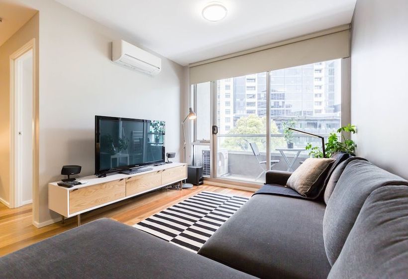 Sandra, 1bdr Carlton Apartment