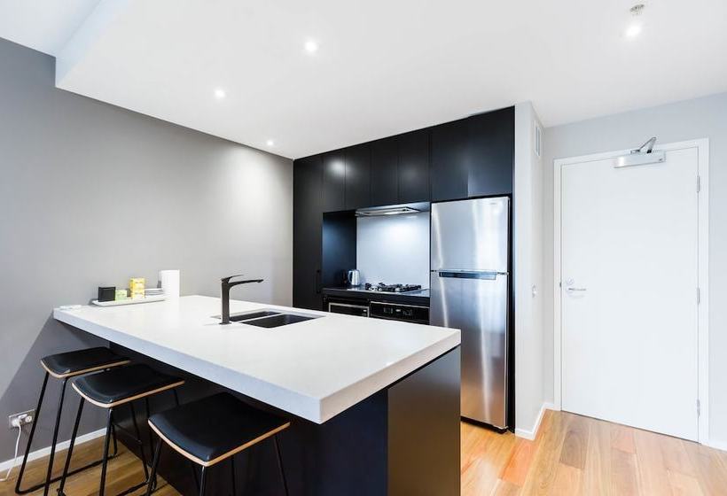 Sandra, 1bdr Carlton Apartment