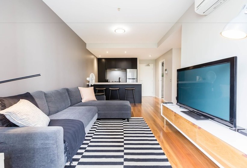 Sandra, 1bdr Carlton Apartment