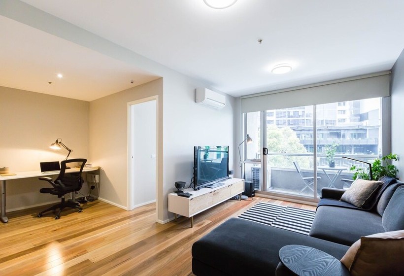 Sandra, 1bdr Carlton Apartment